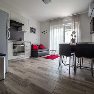 Studio Apartman Nina Apartment